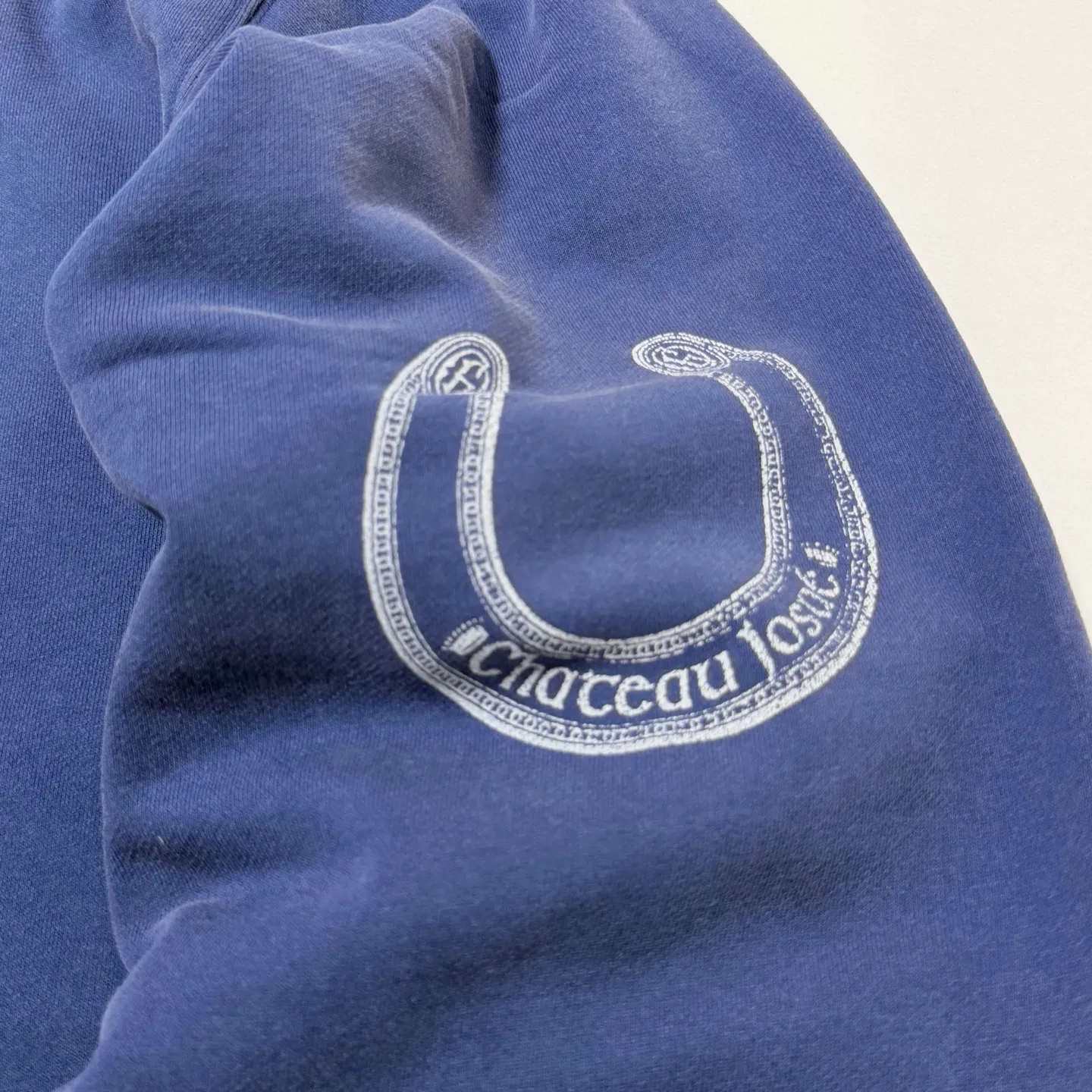 Detail processing GALLERY DEPT. CHATEAU RANCH HOODIE/NAVY Horseshoe Chateau ink-splashed damage hoodie Washed blue S-XL Assute reactive dye Garment horse fade processing Post-color frying processing Super heavy and tedious work Too many cuts and hanging wormholes destruction processing➕Hand-splashed ink Very time-consuming and labor-intensive Correct version Original main mark➕Large main mark➕Yellow wash mark The original BOXY short and wide version has not been changed at all. God-cut. Authentic level printing process. Post-washing treatment to show natural aging effect.